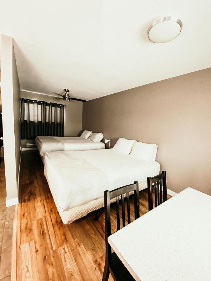 Hinton Highway Inn Экстерьер фото