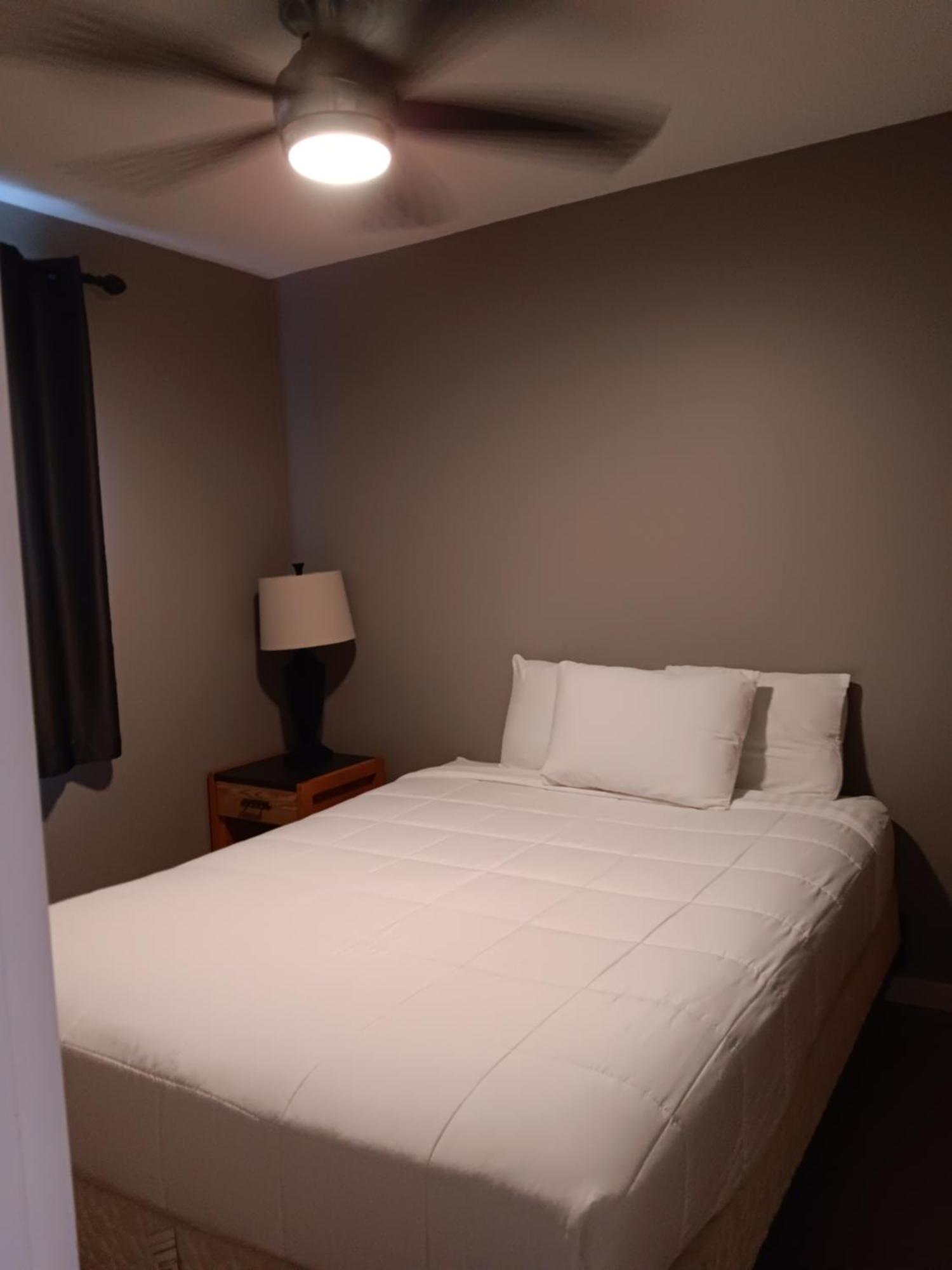 Hinton Highway Inn Экстерьер фото